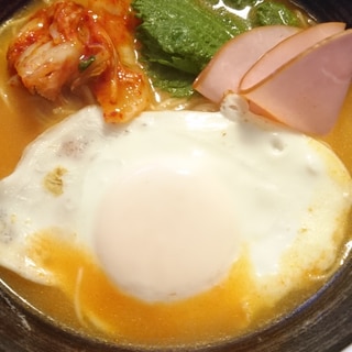 チャルメラとんこつ味で目玉焼きラーメン